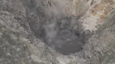 St. Lucia Adası 'ndaki volkanın kabaran krateri.