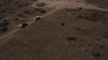 Gün ışığında çölde güzel bir araba manzarası.