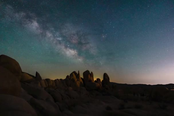 夜空に輝く天の川を背景にした大きな岩の形成の眺め — ストック動画
