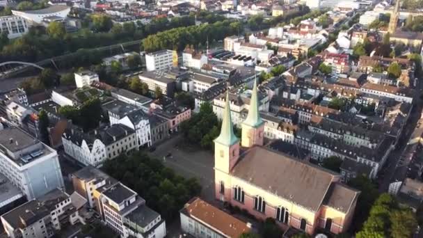 ドイツのヴッパタールの教会と都市を飛行する無人機 — ストック動画