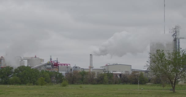 Een Lage Hoek Uitzicht Oude Fabrieken Een Bewolkte Dag — Stockvideo