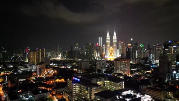 Kuala Lumpur Malezya Gece Geç Saatlerde Yüksek Modern Binalarla Aydınlatılmış — Stok video