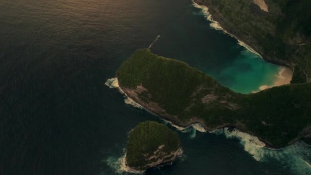 Bird Eye View Nusa Peneda Island Covered Greenery Blue Sea — Stok video