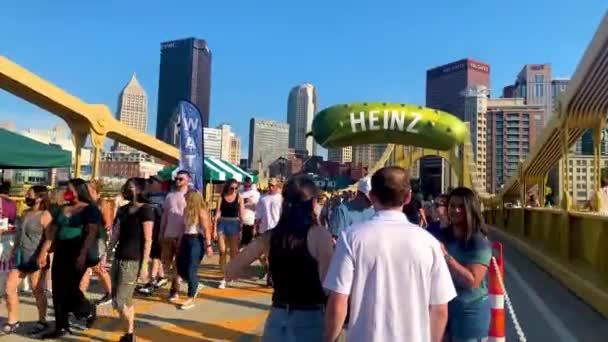 Pessoas Multidão Desfrutar Durante Pickelsburgh Pickle Food Festival Pittsburgh Pensilvânia — Vídeo de Stock