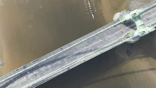 英国伦敦铁匠桥下划船运动员经过的空中俯视图 — 图库视频影像