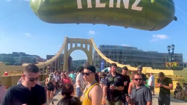 Menschenmassen Genießen Während Des Pickelsburgh Pickle Food Festivals Pittsburgh Pennsylvania — Stockvideo