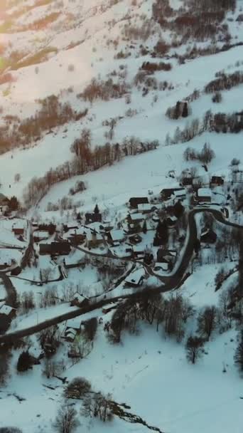 Vertical Drone Footage Snow Covered Hills Houses Bottom — Vídeo de Stock