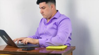 Laptopta eylem yapan bir adam. Selamlama, duygu ve video görüşmeleri yapıyor.