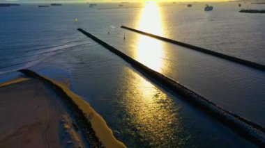 Kaliforniya 'da gün batımında açık gökyüzünün altında Seal Beach' in güzel bir manzarası.