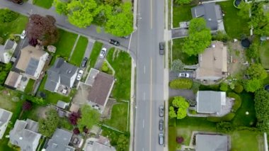 Güneşli bir havada New York, Eastchester 'da trafik çok hızlı ilerliyor.