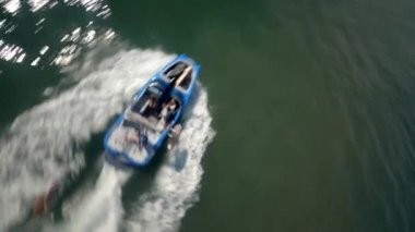 Miami Florida 'da mavi botla kaytaran bir adamın güzel bir robot resmi.
