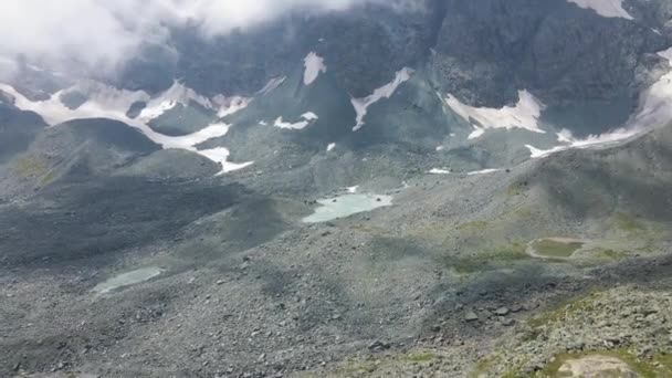 山を背景に古い溶けた氷河の周りのゆっくりとした動き — ストック動画