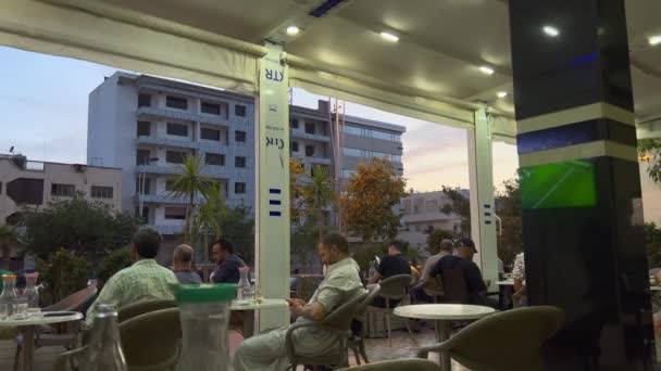 Marokkaner Sitzen Auf Der Terrasse Einer Cafeteria — Stockvideo