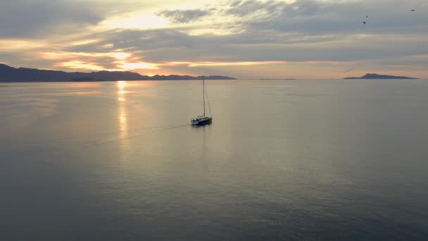 Een Langzame Luchtbeweging Rond Cortez Zee Met Drijvende Boot Bij — Stockvideo