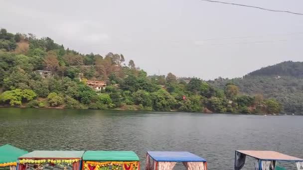 Высокоугольный Вид Разноцветные Дома Моря Бхимтале Индия — стоковое видео