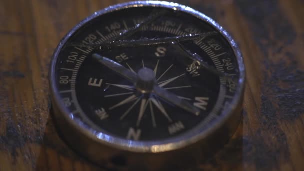 Extreme Close Shot Needle Spinning Compass — Vídeo de Stock