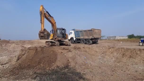 Excavator Bucket Digs Soil Sand Dirt Hole Building Site — Vídeo de stock