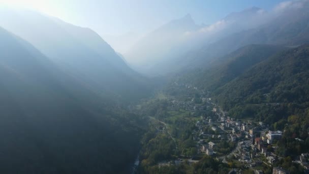 Прекрасный Вид Итальянскую Горную Деревню Туманный День — стоковое видео