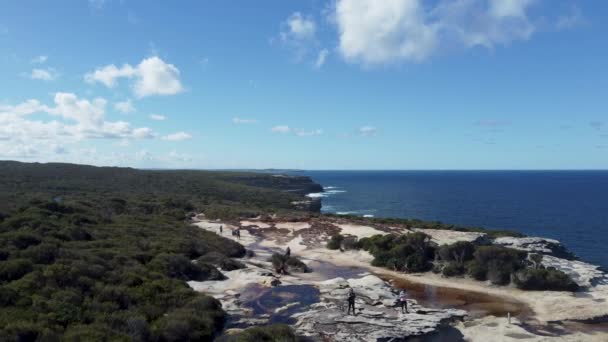 Piękne Nagranie Dronów Zielonych Nadmorskich Klifów Błękitnego Krajobrazu Morskiego Australia — Wideo stockowe