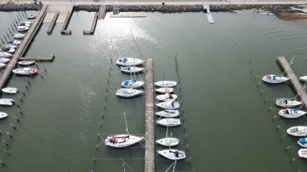Eine Drohne Aus Der Luft Filmt Die Zahlreichen Weißen Boote — Stockvideo