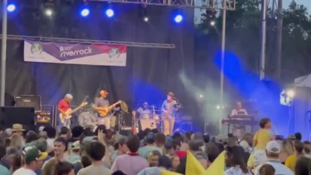 アメリカのブラウン島で開催されるドミニオン エナジー リバーロック フェスティバルで演奏するバンド — ストック動画