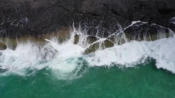 Widok Powietrza Fal Wodnych Łamiących Skały Fingal Head — Wideo stockowe