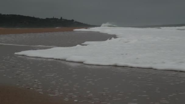 Wielka Surowa Fala Oceanu Biegająca Piaszczystej Plaży Przeciwko Zachmurzonemu Niebu — Wideo stockowe