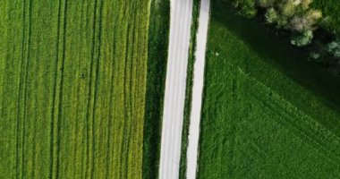 Waging am, Bavyera, Almanya tarlalarından geçen bir otoyolun havadan görünüşü