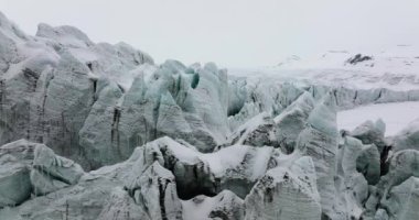 Donmuş karla kaplı kayalık dağların güzel bir görüntüsü