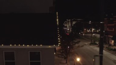 Naperville, Illinois, ABD 'de gece vakti rastgele bir caddenin hava görüntüsü