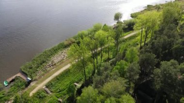 Zegrzynskie Gölü ve yeşil ormanların hava manzarası