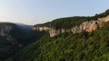 Gün batımında Gürcistan 'da güzel bir orman kanyonunun insansız hava aracı görüntüsü