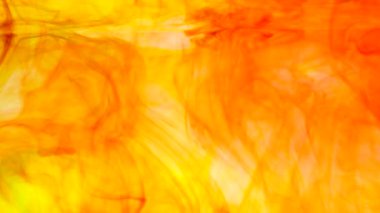 Suya dağılan sarı mürekkep damlasının soyut bir arkaplanı