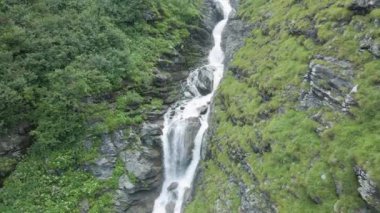 Yeşillik dağları arasında akan nehir etrafında havadan yavaş bir hareket