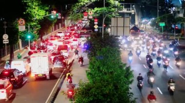27 Mayıs 2020 Jakarta - Endonezya, Jakarta şehrinin gece trafiği çok kalabalık görünüyor motorlu araçlar, özel arabalar, p