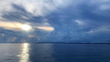 Güzel bir deniz manzarası, mavi bulutlu bir arka plan.