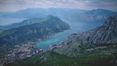 Karadağ 'da deniz kenarındaki güzel dağların insansız hava aracı manzarası