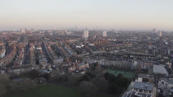 Vacker Utsikt Över Stad Med Byggnader Den Blå Himlen — Stockvideo