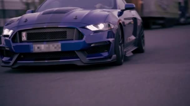 Macho Dirigindo Carro Ford Mustang Alemanha — Vídeo de Stock