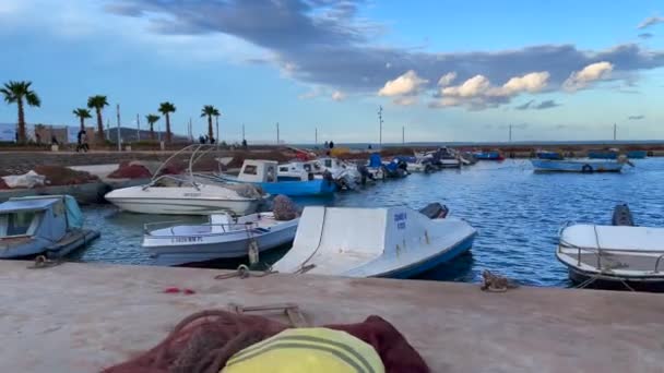 Küçük Bir Limanda Park Edilmiş Balıkçı Tekneleri — Stok video