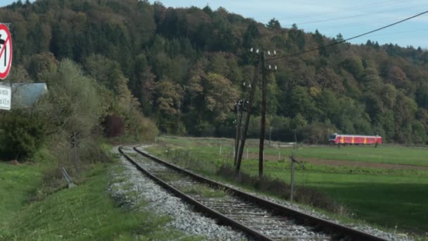Ett Tåg Som Går Genom Ett Landsbygdsområde Slovenien — Stockvideo