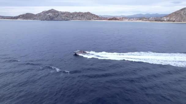 Een Antenne Beeldmateriaal Van Een Boot Varen Blauwe Oceaan Heldere — Stockvideo