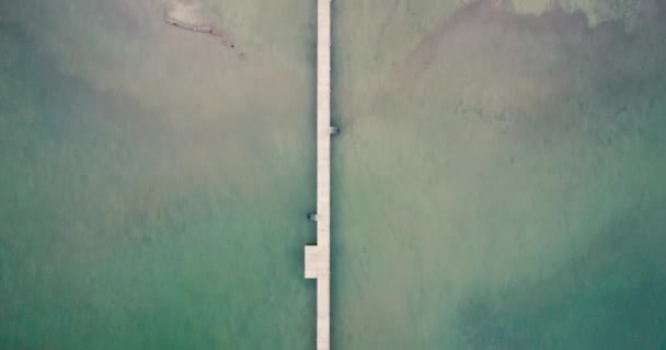 Filmato Aereo Ponte Legno Circondato Lago Blu Seeon Seebruck Baviera — Video Stock