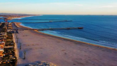 Kaliforniya 'da güneşli bir günde açık gökyüzünün altındaki Seal Beach' in güzel bir manzarası.