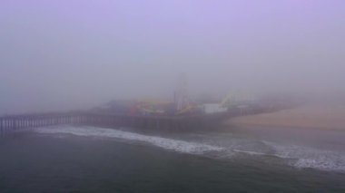 Kaliforniya, Santa Monica 'daki yoğun siste güzel bir iskele manzarası.