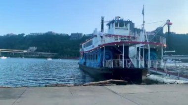 Pittsburgh, Pennsylvania 'daki Allegheny Nehri' nin Riverfront 'unda 3 Rivers Queen Cruise of Gateway Clipper