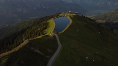 Yeşil Alpler ve Leogang Gölü 'nün güzel insansız hava aracı görüntüleri. Avusturya.