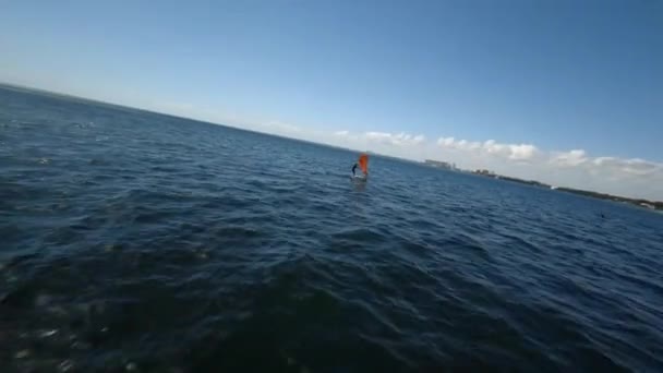 Een Fpv Drone Tracking Shot Van Mensen Wakeboarden Miami Florida — Stockvideo