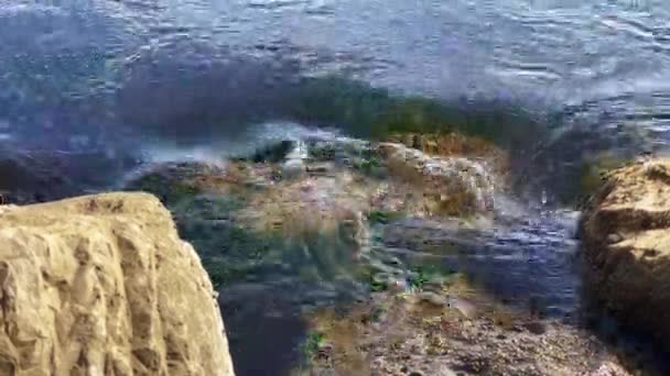 Vreedzame Scène Van Korte Golven Raakt Rotsen Het Strand — Stockvideo