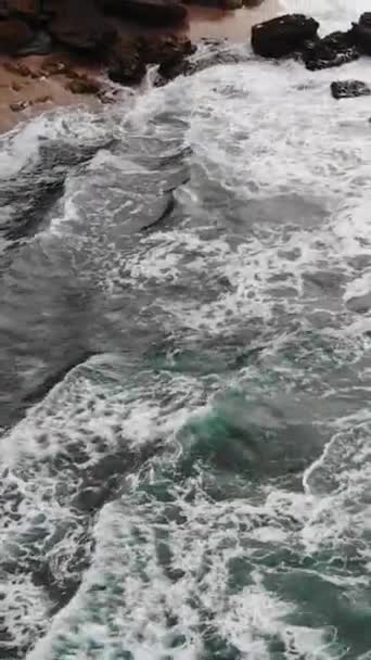 Drone Vertical Espuma Das Ondas Azul Turquesa Oceano Tocando Rochas — Vídeo de Stock
